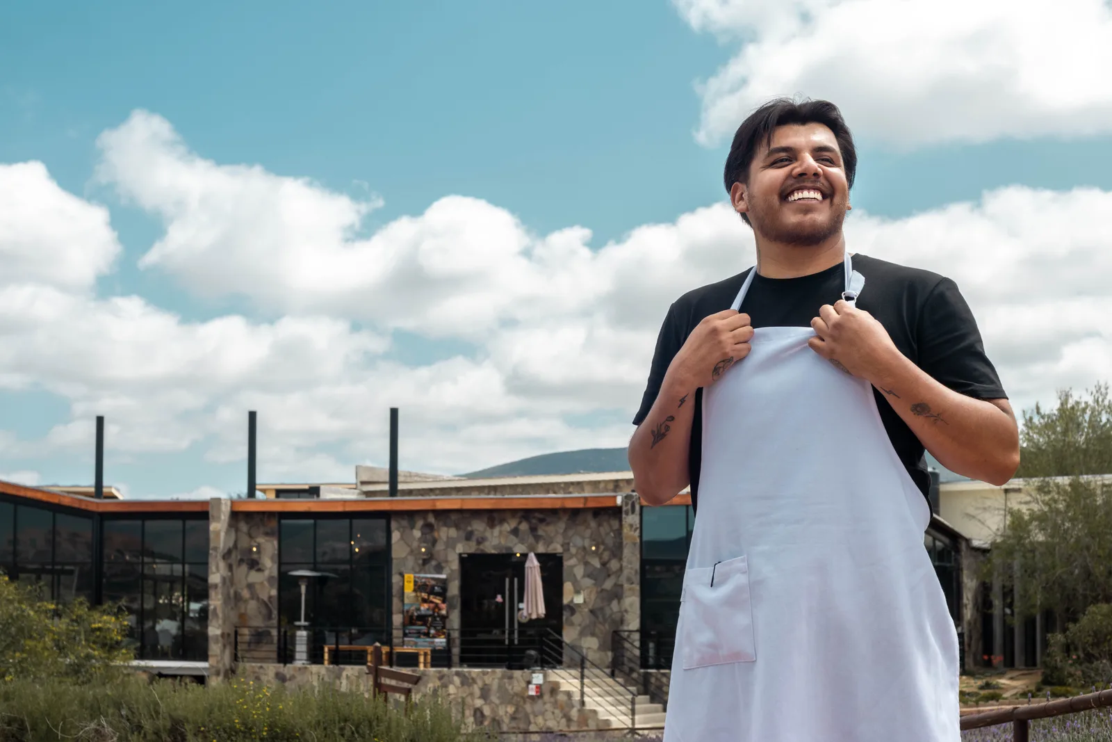 Chef Tonatiuh Anzures frente al restaurante