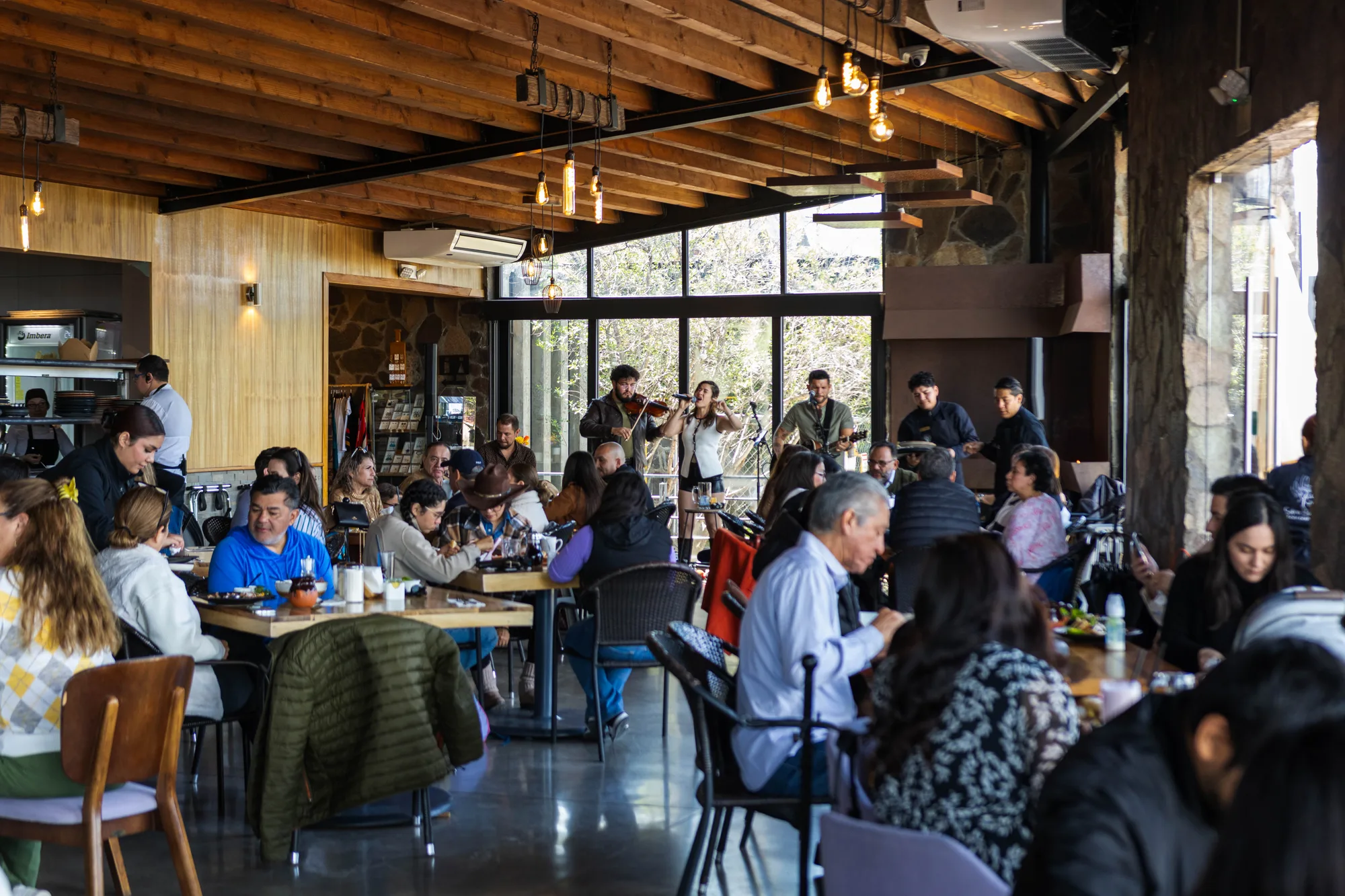 Restaurante lleno con música en vivo