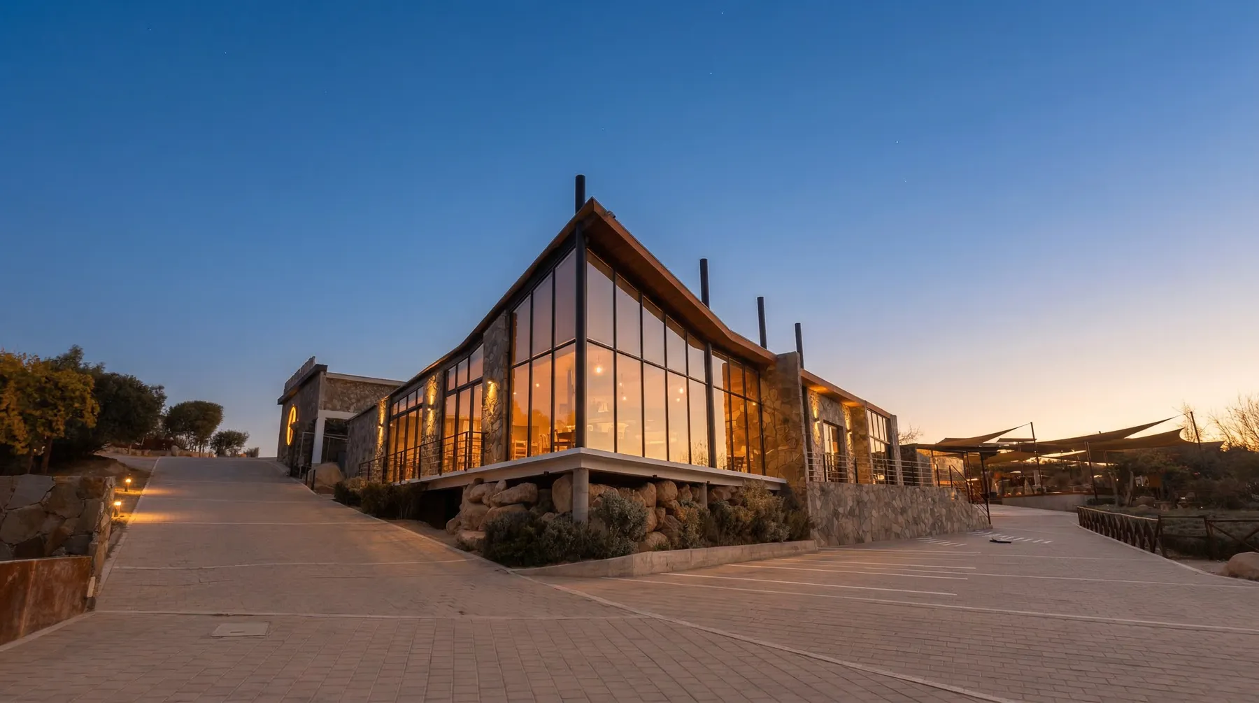 Salvia Blanca al atardecer, con el ventanal encendido sobre el Valle de Guadalupe
